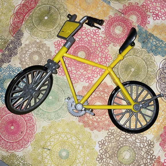 Moxie Girlz Vintage Lexi Artitude Doll with Bike - Picture 8 of 10